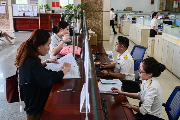 Thoát khỏi lệnh cấm các con nợ